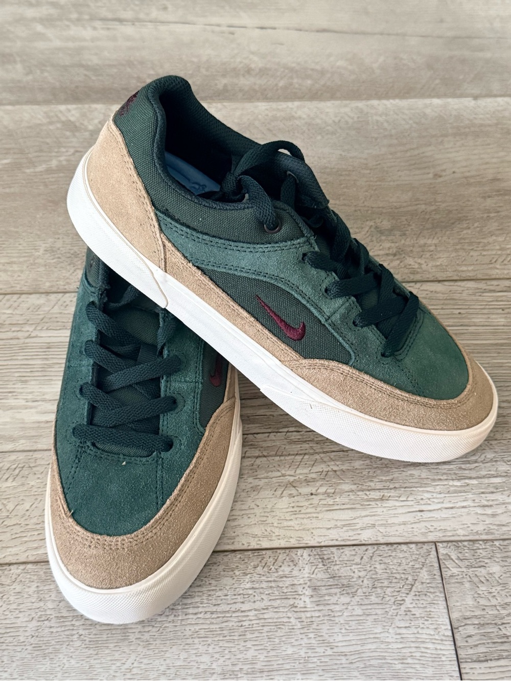 Nike SB Malor Seaweed Green Khaki Skate Shoes Men’s 7 Women’s 8.5 damaged box
